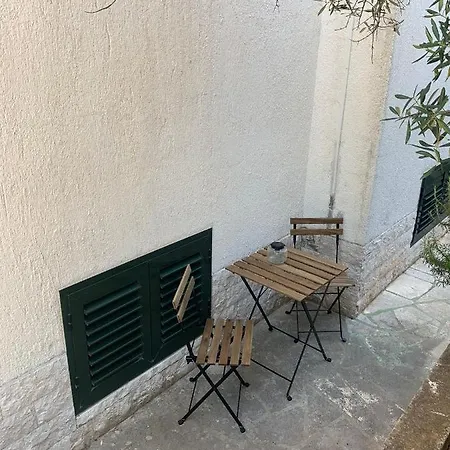 Seaside Cozy: Renovated One-bedroom With Parking Primosten