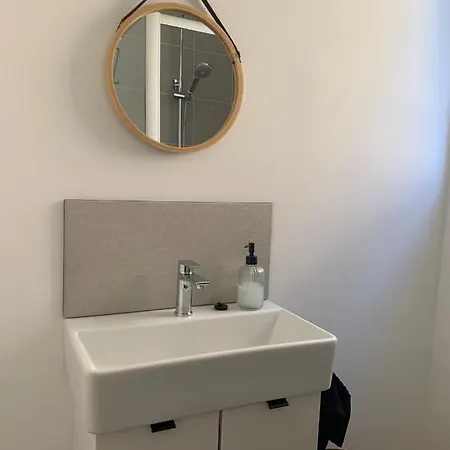 A Cosy Renovated One Bedroom With Parking Space And Near The Sea And The Historical Center *