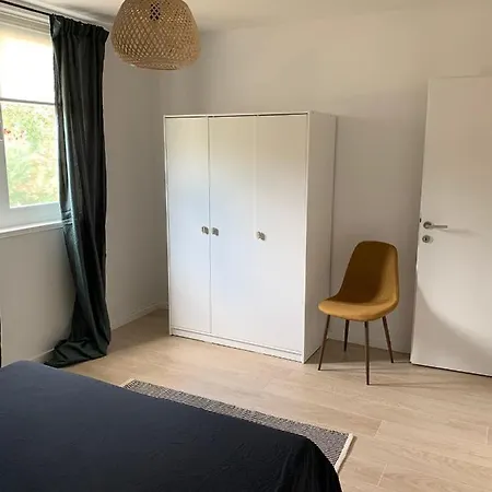 Apartment Seaside Cozy: Renovated One-bedroom With Parking Primosten