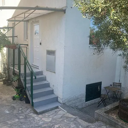 Seaside Cozy: Renovated One-bedroom With Parking * Primosten