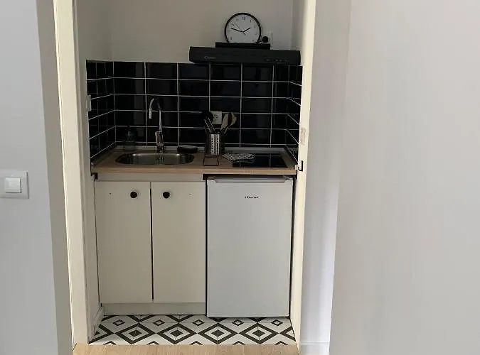 A Cosy Renovated One Bedroom With Parking Space And Near The Sea And The Historical Center *