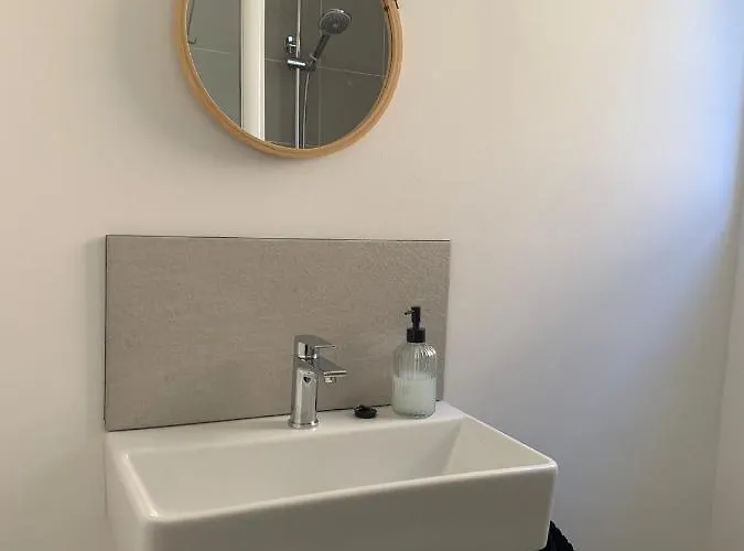 A Cosy Renovated One Bedroom With Parking Space And Near The Sea And The Historical Center *