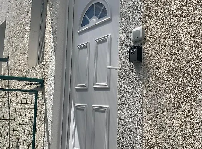 A Cosy Renovated One Bedroom With Parking Space And Near The Sea And The Historical Center * Primošten