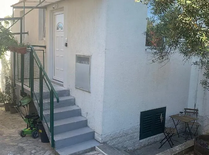 A Cosy Renovated One Bedroom With Parking Space And Near The Sea And The Historical Center * Primošten